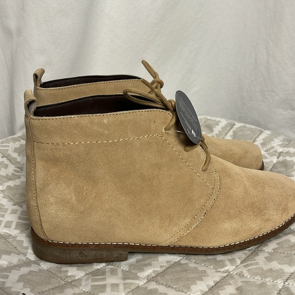 NWT NIB White Mountain Genuine Suede Booties so 9 1/2 WIDE Tan; Auburn